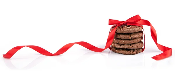 Isolierte Schokoladenkekse mit roter Schleife — Stockfoto