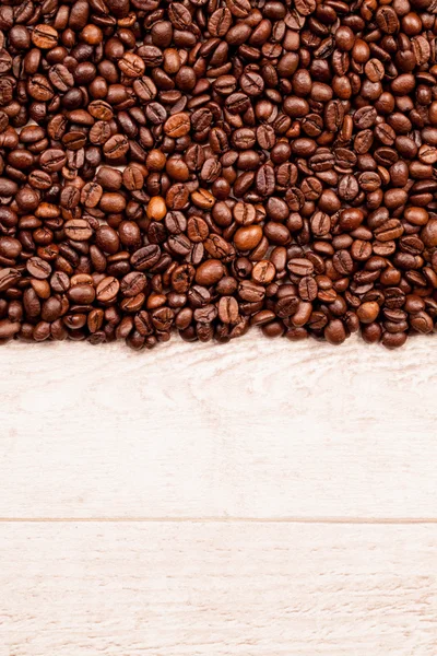 Grains de café avec un fond en bois — Photo