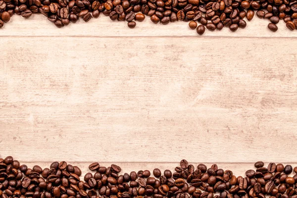 나무 배경으로 커피 콩 — 스톡 사진