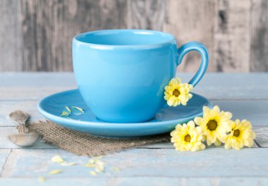 Sarı çiçekli mavi kahve fincanı