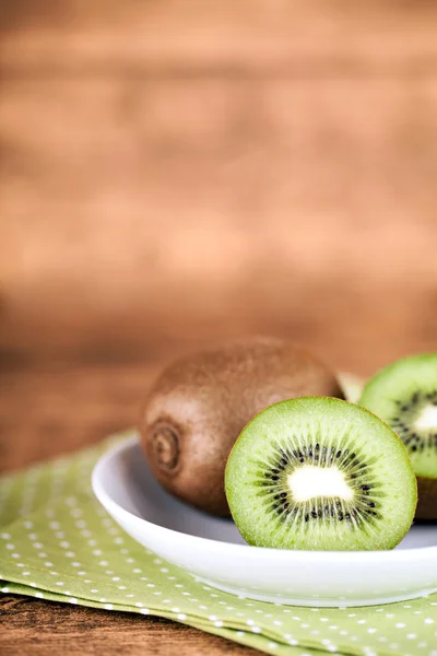 Kiwis and a wooden background — Stock Photo, Image