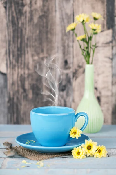 Taza de café azul con flores amarillas — Foto de Stock