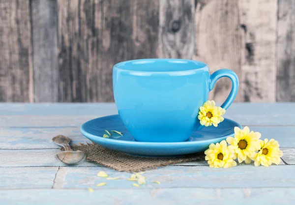 Taza de café azul con flores amarillas — Foto de Stock