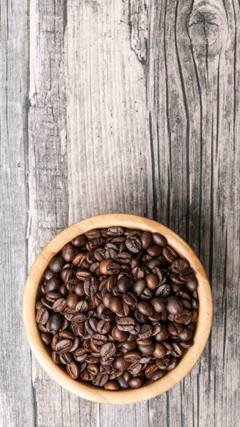 Кофейные зёрна с деревянным столом — стоковое фото