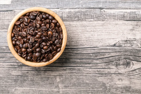 Grains de café avec une table en bois — Photo