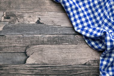 rustical ahşap ile mavi kareli masa örtüsü