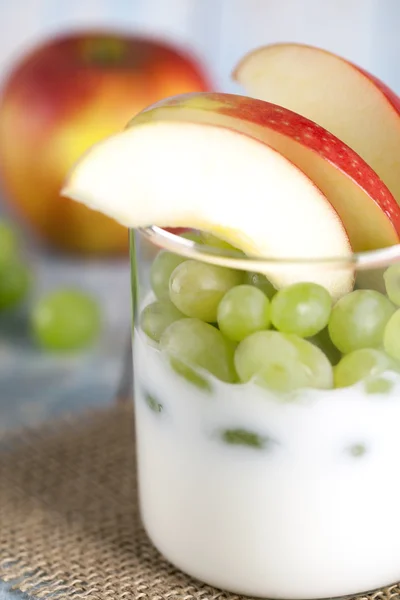 Yogurt con manzanas y uvas —  Fotos de Stock