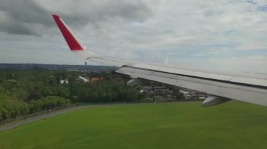 Endonezya 'dan Ngurah Rai Aiport Bali' ye uçak inişi - Pencere Görünümü