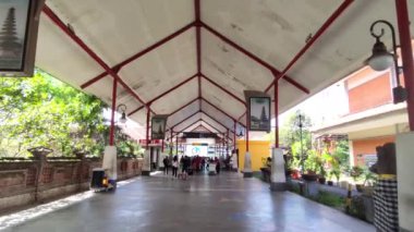 Bali, Endonezya - CIRCA 2021: COVID-19 Coronavirus Salgını sırasında Ngurah Rai Havaalanına Yerli Turistler Geldi