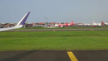 Jakarta Tangerang, Endonezya - Soekarno Hatta Uluslararası Havaalanına Uçak İnişi - Pencere Görünümü