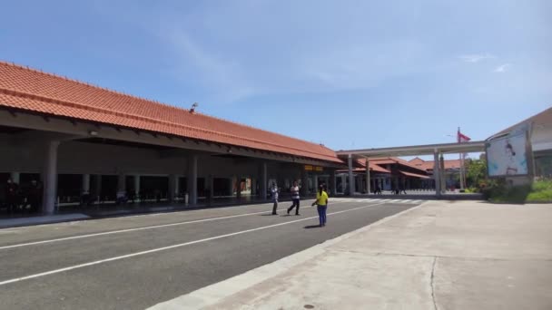 Bali Індонезія Circa 2021 Внутрішні Туристи Вістори Прибувають Аеропорт Нгура — стокове відео
