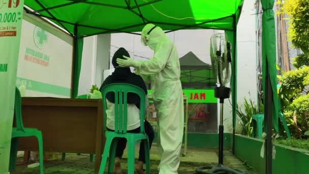 Jacarta Indonésia Trabalhador Saúde Fazendo Teste Antígeno Coronavirus Nasopharyngeal Swab — Vídeo de Stock