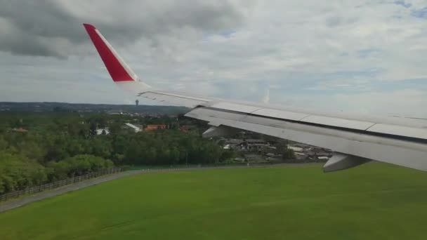 Avião Pouso Para Ngurah Rai Aiport Bali Indonésia Vista Janela — Vídeo de Stock