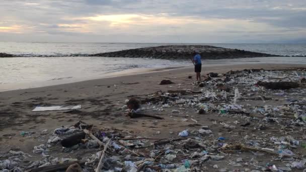 Bali Indonesien Väldigt Smutsig Strand Massor Skräp Skräp Plastavfall Kustområden — Stockvideo
