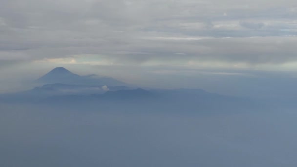 Létání Nad Ostrovem Jáva Indonésie Pohled Okna Přírodní Sopka Oblačném — Stock video