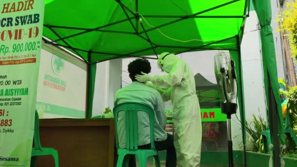 Jakarta Indonesia Operatore Sanitario Che Covid Coronavirus Tampone Nasofaringeo Pcr — Video Stock