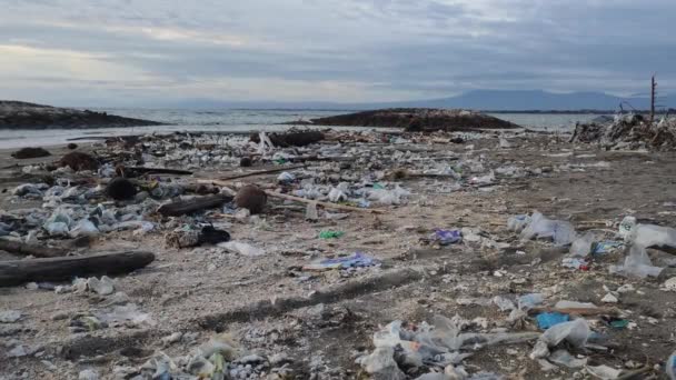 インドネシア バリ島 非常に汚いビーチ 海岸のゴミ プラスチックごみ 地球環境問題災害 — ストック動画