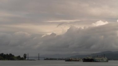 Bulutlu bir günde Ambon Maluku Moluccas Endonezya 'da Merah Putih Kablo Kablosu Kaldı Köprüsü