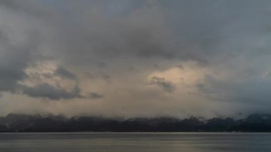 Ambon Moluccas Endonezya 'daki Körfez ve Tepelerde Bulutlu Gök Fırtınası Hızı - Kasvetli Gün