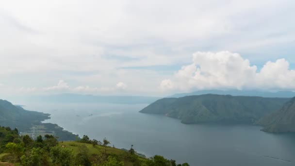 丘から見た鳥羽湖の風景 サモエル島 北スマトラ州 インドネシア 世界最大の火山湖 スーパー火山カルデラ 昼の時間遅れ — ストック動画