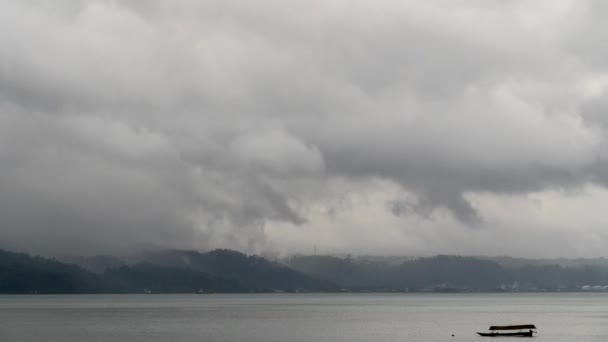 Время Шторма Облачное Небо Над Заливом Холмами Молуккских Островах Индонезии — стоковое видео