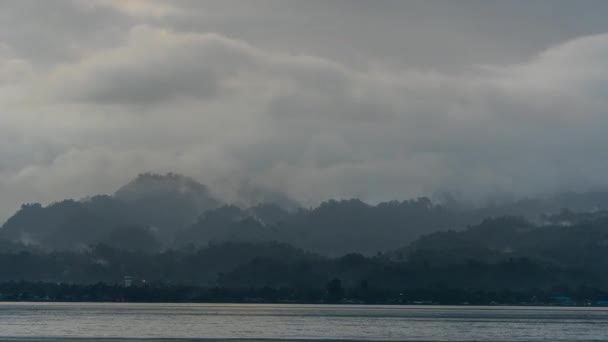 印度尼西亚安汶莫卢卡斯湾和山上多云的天空暴雨的时间流逝 忧郁的一天 — 图库视频影像