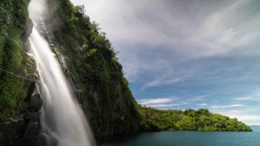 Toba Gölü 'ndeki Situmurun Şelalesi Hızı - Samosir Adası, Kuzey Sumatra, Endonezya - Dünyanın en büyük volkanik gölü - Supervolkan Caldera