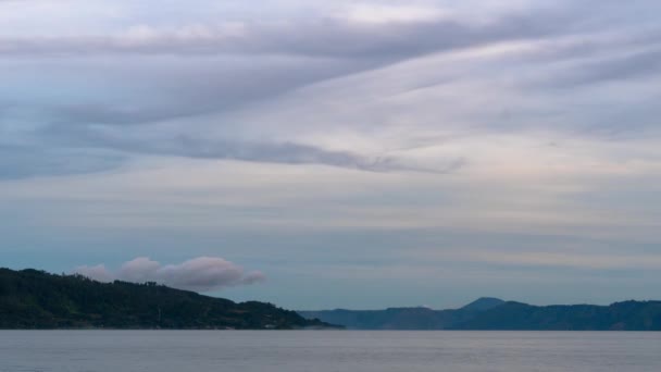 印度尼西亚苏门答腊北部托巴湖 萨摩亚岛景观 世界上最大的火山湖 卡尔德拉火山 太阳升起的时间 — 图库视频影像