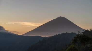 Bali Endonezya 'daki Agung Dağı Volkanı Sabah Zamanı Hızlandırması