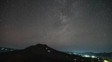 Kintamani, Bali, Endonezya 'daki Batur Volkanı ve Gölü' nün manzarası - Nightscape Sky Starry Night Yıldızları Samanyolu Astro Zaman Hızı