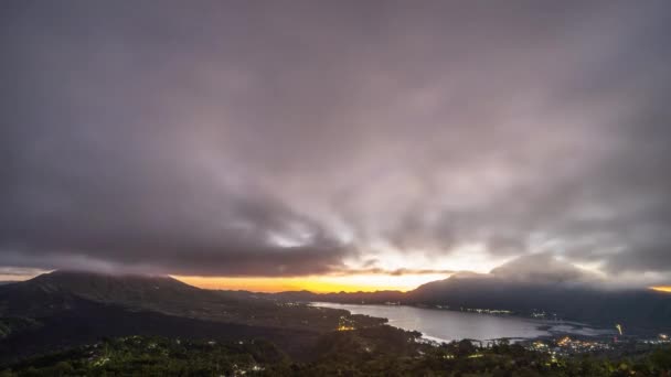 インドネシア バリ島キンタマーニのバトゥール火山と湖の風景 朝日の時間の経過 — ストック動画