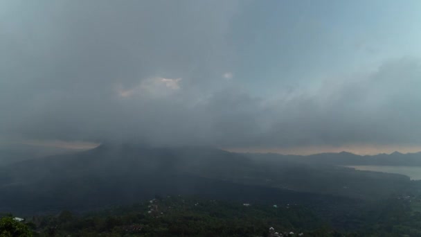 Zeer Bewolkte Dag Bij Mount Batur Lake Kintamani Bali Indonesië — Stockvideo