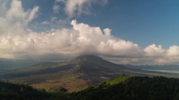印度尼西亚巴厘岛Kintamani地区的Batur火山上空的云彩 — 图库视频影像
