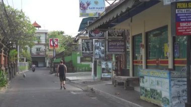 Bali, Endonezya - Coronavirus COVID-19 Pandemik Kilitleme sırasında Boş Padma Utara Legian Kuta Caddesi - Acil kamu faaliyetleri kısıtlaması PPKM