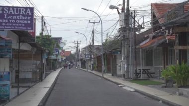 Bali, Endonezya - Coronavirus COVID-19 Pandemik Kilitleme sırasında Boş Padma Utara Legian Kuta Caddesi - Acil kamu faaliyetleri kısıtlaması PPKM