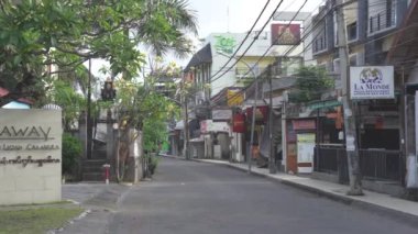 Bali, Endonezya - Coronavirus COVID-19 Pandemik Kilitleme sırasında Boş Padma Utara Legian Kuta Caddesi - Acil kamu faaliyetleri kısıtlaması PPKM
