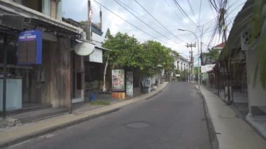 Bali, Endonezya - Coronavirus COVID-19 Pandemik Kilitleme sırasında Boş Padma Utara Legian Kuta Caddesi - Acil kamu faaliyetleri kısıtlaması PPKM