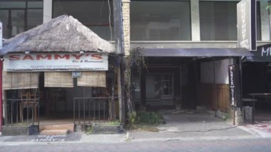 Bali, Endonezya - Coronavirus COVID-19 Pandemik Kilitleme sırasında Boş Padma Utara Legian Kuta Caddesi - Acil kamu faaliyetleri kısıtlaması PPKM