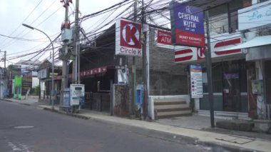 Bali, Endonezya - Coronavirus COVID-19 Pandemik Kilitleme sırasında Boş Padma Utara Legian Kuta Caddesi - Acil kamu faaliyetleri kısıtlaması PPKM