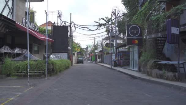 バリ島 インドネシア コロナウイルスCovid 19流行のロックダウン中の空の無人パドマ ウタラ レギャングクタ通り 緊急公共活動制限Ppkm — ストック動画