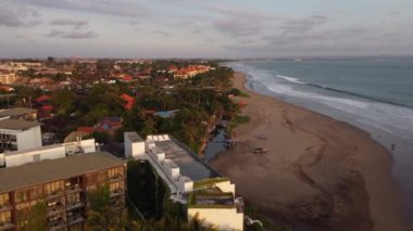 Bali, Endonezya - Coronavirus COVID-19 salgını sırasında Seminyak Kuta Sunset 'teki Resort Hotel Plajı' nın Hava Aracı Görüntüsü
