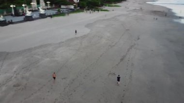 Bali, Endonezya - Coronavirus COVID-19 pandemik sırasında Kuta Legian Plajında Koşan Adam Hava Aracı Görünümü