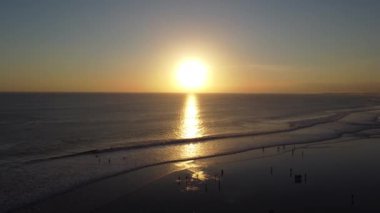 Bali, Endonezya - Coronavirus COVID-19 salgını sırasında Seminyak Kuta Sunset 'teki Resort Hotel Plajı' nın Hava Aracı Görüntüsü