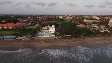 Bali, Endonezya - Coronavirus COVID-19 Salgını sırasında Boş Kuta Plajı Sokak Turizm Bölgesi Hava Aracı Görünümü