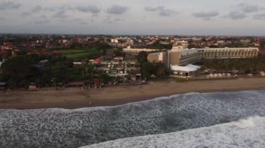 Bali, Endonezya - Coronavirus COVID-19 salgını sırasında Seminyak Kuta Sunset 'teki Resort Hotel Plajı' nın Hava Aracı Görüntüsü