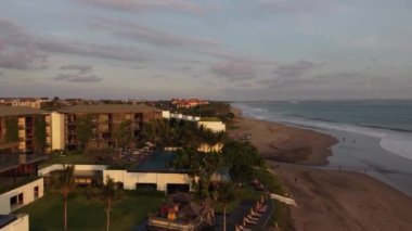 Bali, Endonezya - Coronavirus COVID-19 salgını sırasında Seminyak Kuta Sunset 'teki Resort Hotel Plajı' nın Hava Aracı Görüntüsü