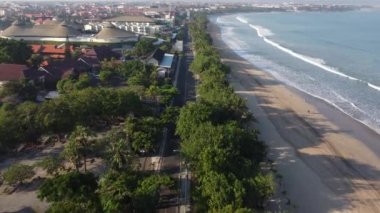 Bali, Endonezya - Coronavirus COVID-19 Salgını sırasında Boş Kuta Plajı Sokak Turizm Bölgesi Hava Aracı Görünümü