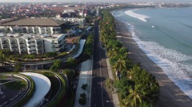Bali, Endonezya - Coronavirus COVID-19 Salgını sırasında Boş Kuta Plajı Sokak Turizm Bölgesi Hava Aracı Görünümü