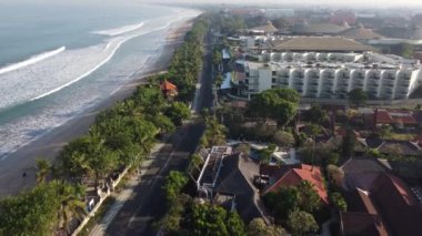 Bali, Endonezya - Coronavirus COVID-19 Salgını sırasında Boş Kuta Plajı Sokak Turizm Bölgesi Hava Aracı Görünümü