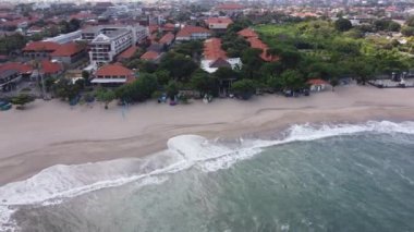 Bali, Endonezya - Kuta Legian Seminyak Plajında Sörfçülerin Hava Aracı Görünümü